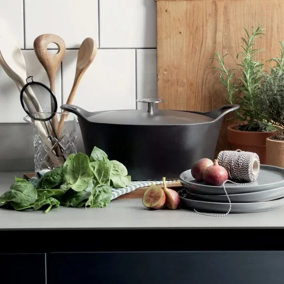 Volcan - Cocotte ovale 29 cm fonte de fer émaillée noire avec couvercle - Cuisinox