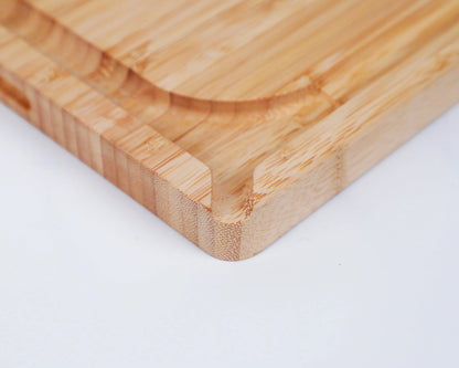Planche à découper KOTAI en bambou avec rigole et réservoir à jus – 40 x 30 x 2 cm